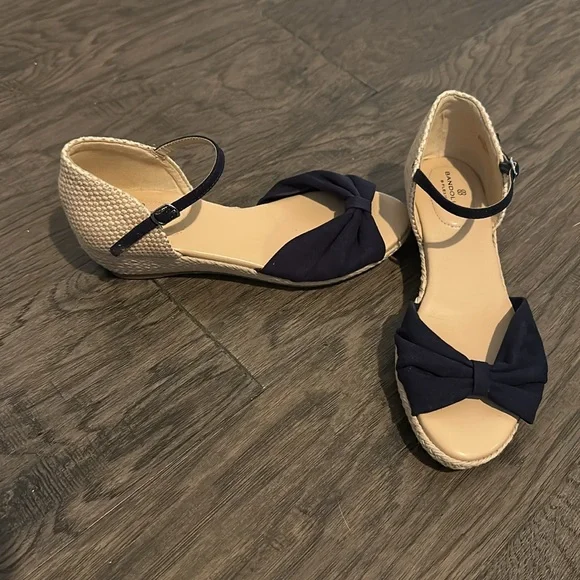 Bandolino Strap Bow Sandals - Picture 2 of 4